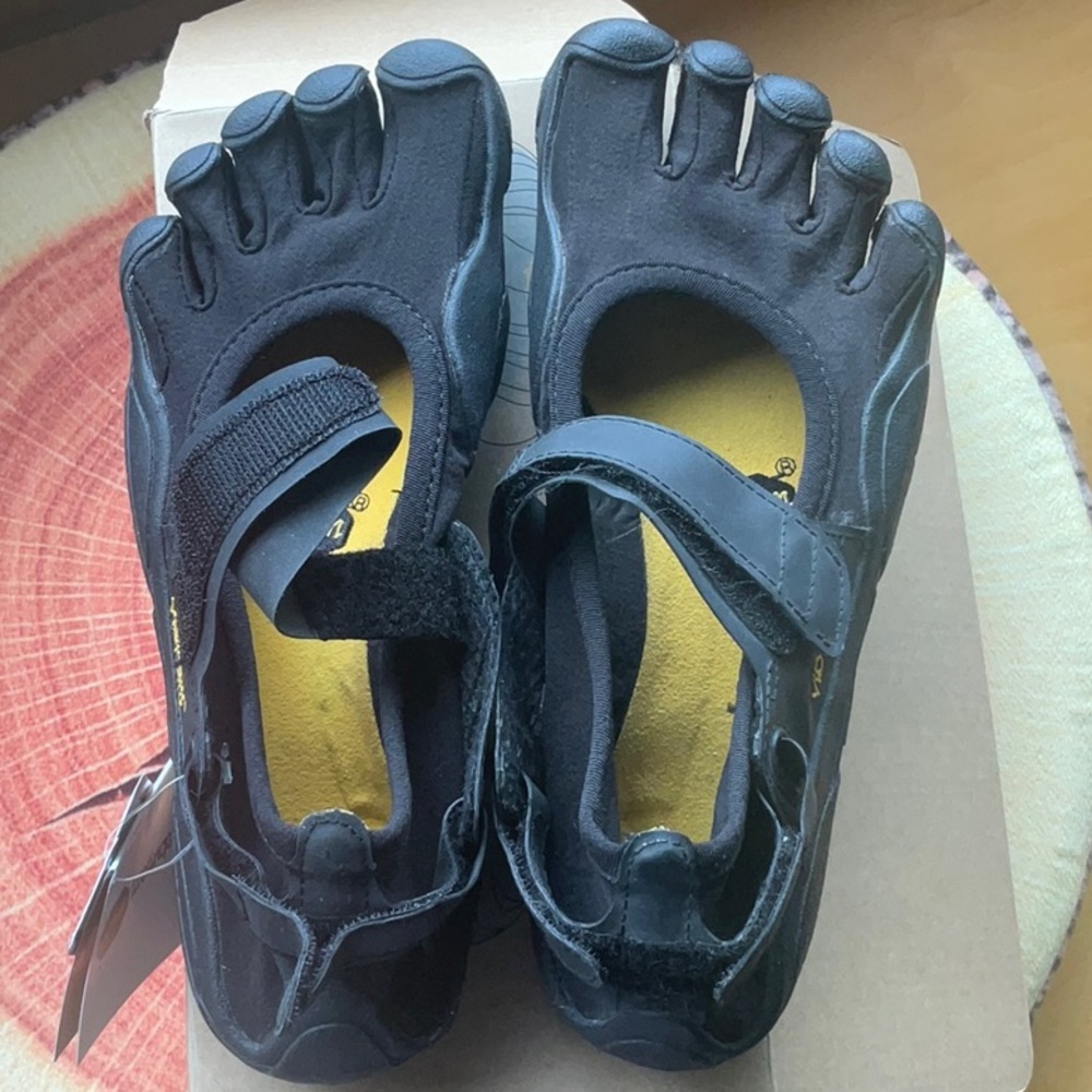 Black Five-Finger Toe Shoes
